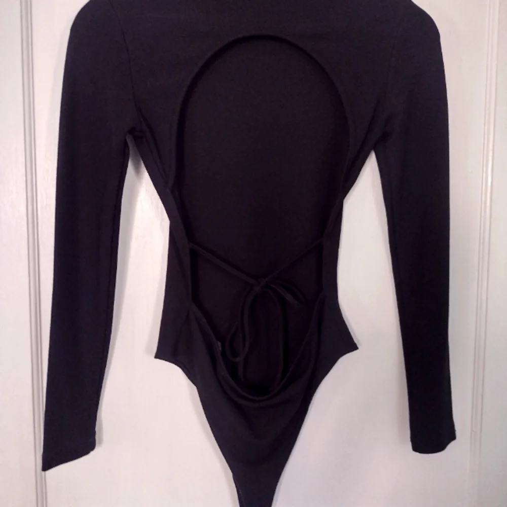 NA-KD Open Back Bodysuit - Picture 4 of 14